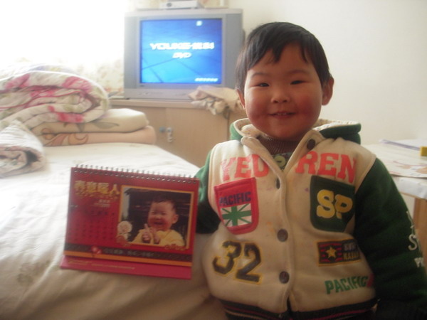 牛牛和臺歷的合影，很喜歡這個小東西哦